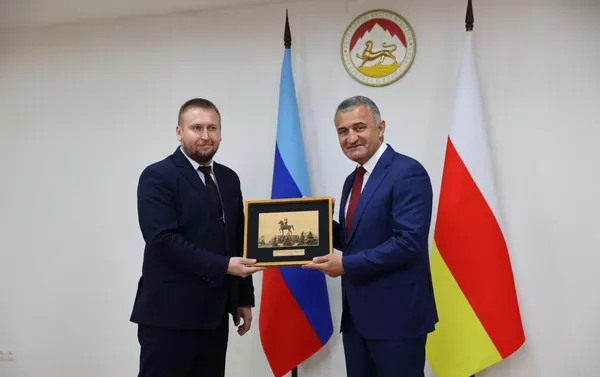 Встреча Анатолия Бибилова с делегацией ЛНР Встреча Анатолия Бибилова с делегацией ЛНР - Sputnik Южная Осетия
