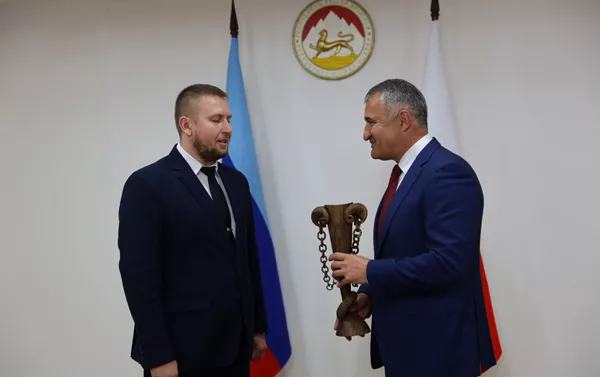 Встреча Анатолия Бибилова с делегацией ЛНР Встреча Анатолия Бибилова с делегацией ЛНР - Sputnik Южная Осетия