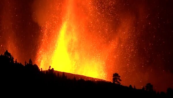 Извержение вулкана на Канарах: пострадали десятки домов - видео - Sputnik Южная Осетия