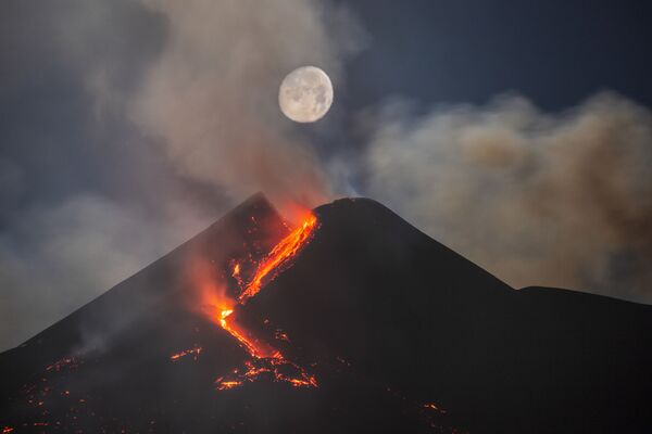 Снимок Moon Over Mount Etna South-East Crater итальянского фотографа Dario Giannobile, занявший второе место в категории Skyscapes конкурса Royal Observatory’s Astronomy Photographer of the Year 13 - Sputnik Южная Осетия
