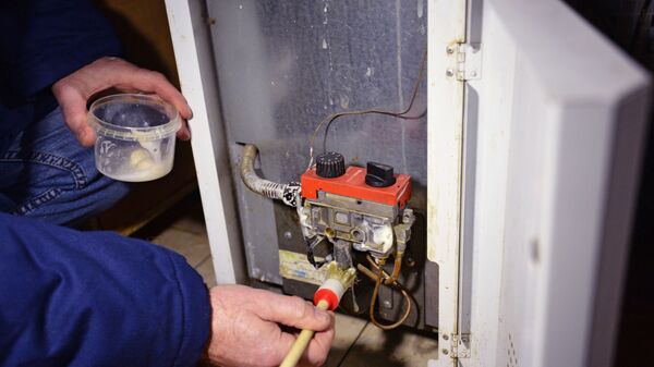 Сотрудник газовой службы проверяет газовый котел. Архивное фото - Sputnik Южная Осетия