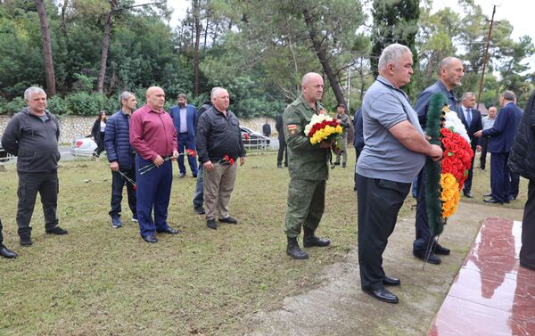 Президент Анатолий Бибилов возложил цветы к памятнику югоосетинским добровольцам в Абхазии - Sputnik Южная Осетия