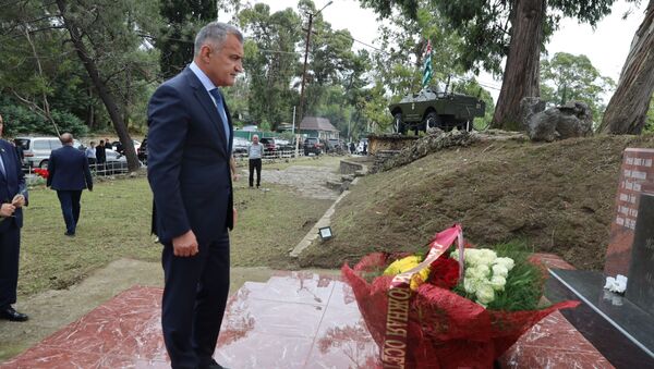 Президент Анатолий Бибилов возложил цветы к памятнику югоосетинским добровольцам в Абхазии - Sputnik Южная Осетия