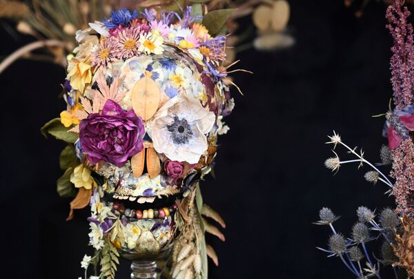 Дизайн из засушенных цветов в форме черепа на выставке RHS Chelsea Flower Show в Лондоне  - Sputnik Южная Осетия