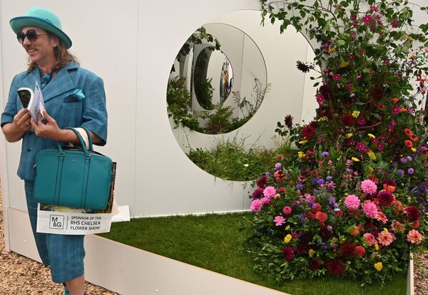 Посетитель на выставке цветов RHS Chelsea Flower Show в Лондоне - Sputnik Южная Осетия