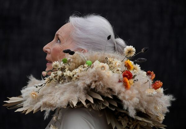 Женщина в венке из сухих цветов на RHS Chelsea Flower Show в Лондоне - Sputnik Южная Осетия