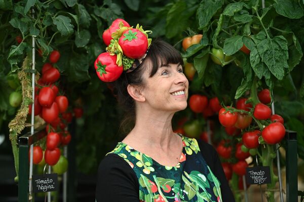 Женщина в шляпе с томатами во время цветочной выставки RHS Chelsea в Лондоне - Sputnik Южная Осетия