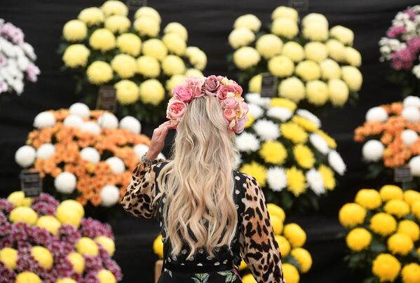 Женщина в тематической шляпе посещает Цветочное шоу RHS Chelsea Flower Show в Лондоне  - Sputnik Южная Осетия