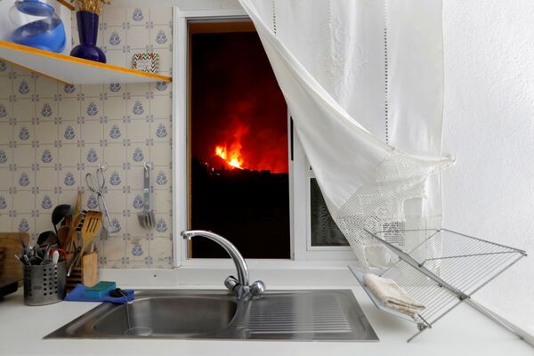 Вид на лаву из окна кухни на Канарском острове Ла-Пальма, Испания - Sputnik Южная Осетия
