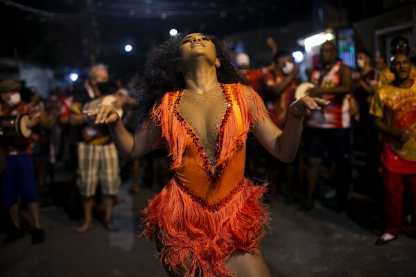 Девушка танцует во время репетиции в школе самбы Unidos de Padre Miguel в Рио-де-Жанейро, Бразилия - Sputnik Южная Осетия