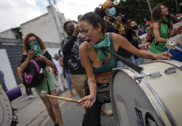 Женщина бьет в барабан во время Всемирного дня действий за доступ к безопасным и легальным абортам на площади в Каракасе, Венесуэла - Sputnik Южная Осетия