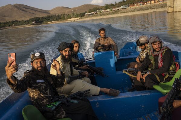 Бойцы Талибана наслаждаются прогулкой на лодке по плотине Карга, Афганистан - Sputnik Южная Осетия