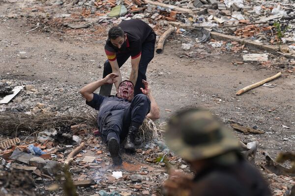 Офицер приходит на помощь своему раненному коллеге в Асунсьоне, Парагвай - Sputnik Южная Осетия