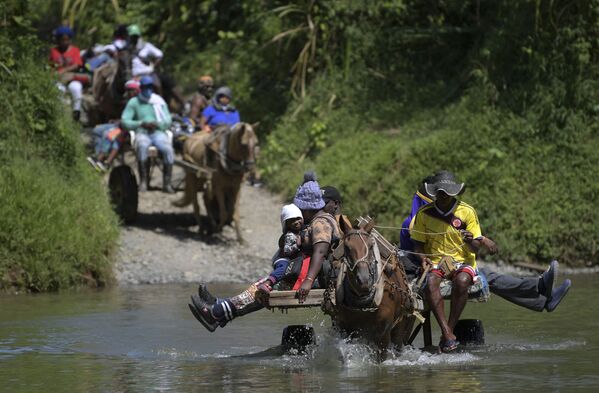 Гаитянские мигранты пересекают реку в Аканди, Колумбия - Sputnik Южная Осетия