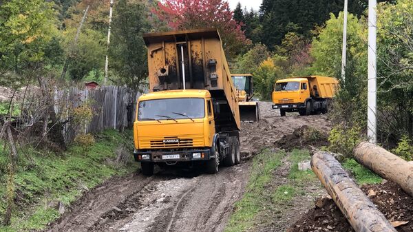 Дорожники ремонтируют в село Борджнис дорогу  - Sputnik Южная Осетия