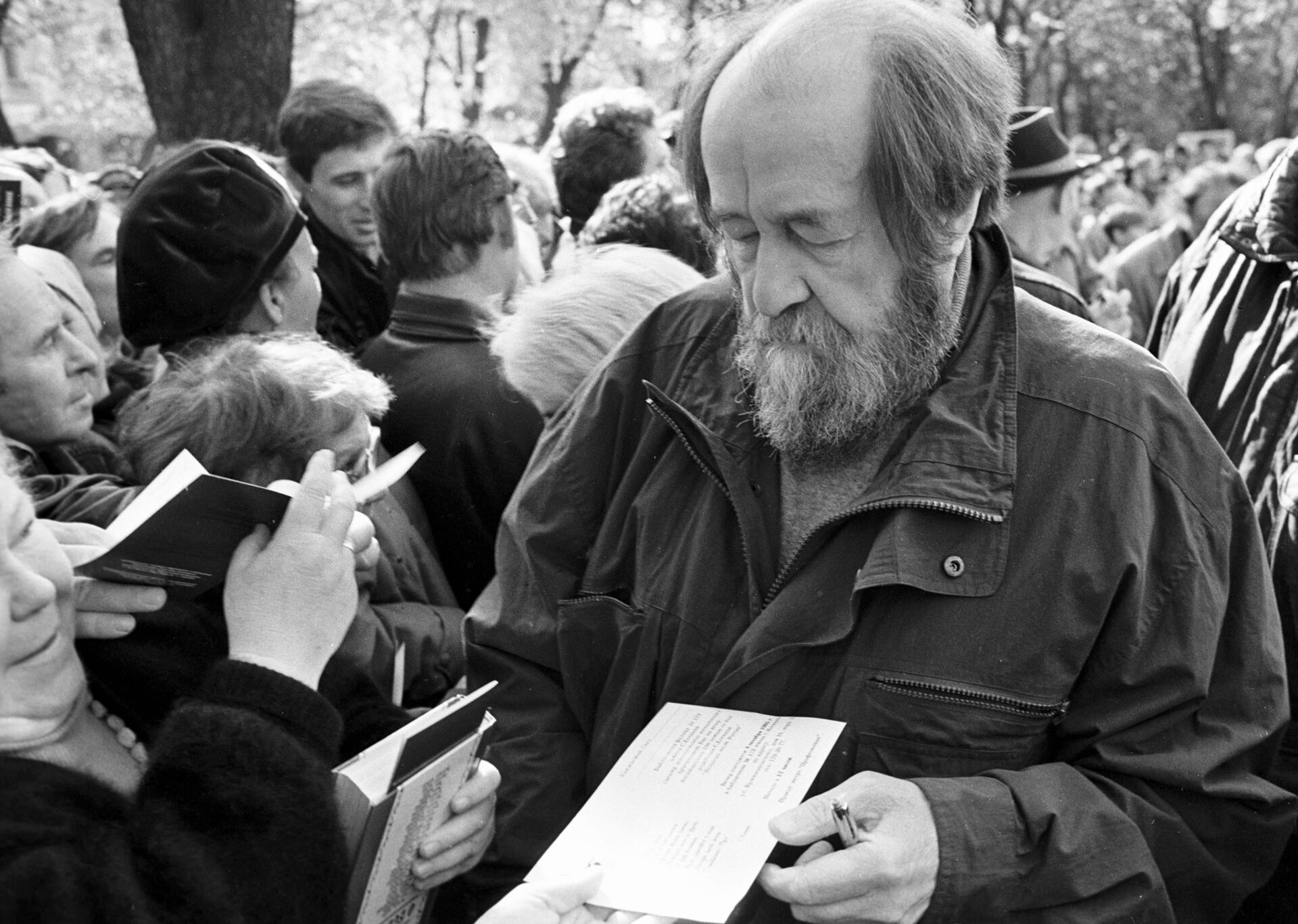 Писатель Александр Солженицын (в центре) дает автографы на открытии памятника Сергею Есенину. - Sputnik Южная Осетия, 1920, 26.10.2021
