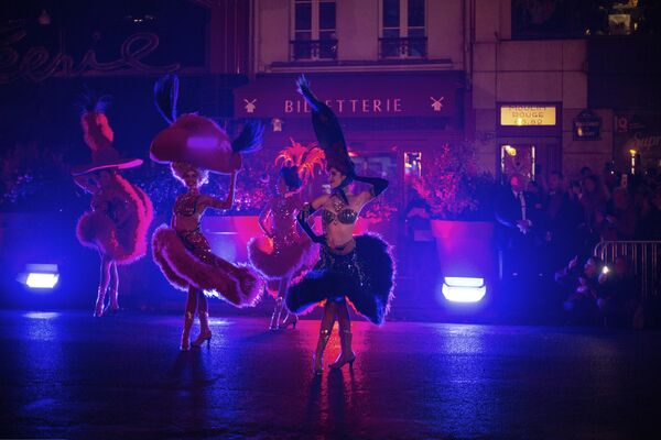 Танцовщицы кабаре Мулен Руж во время выступления в Париже  - Sputnik Южная Осетия