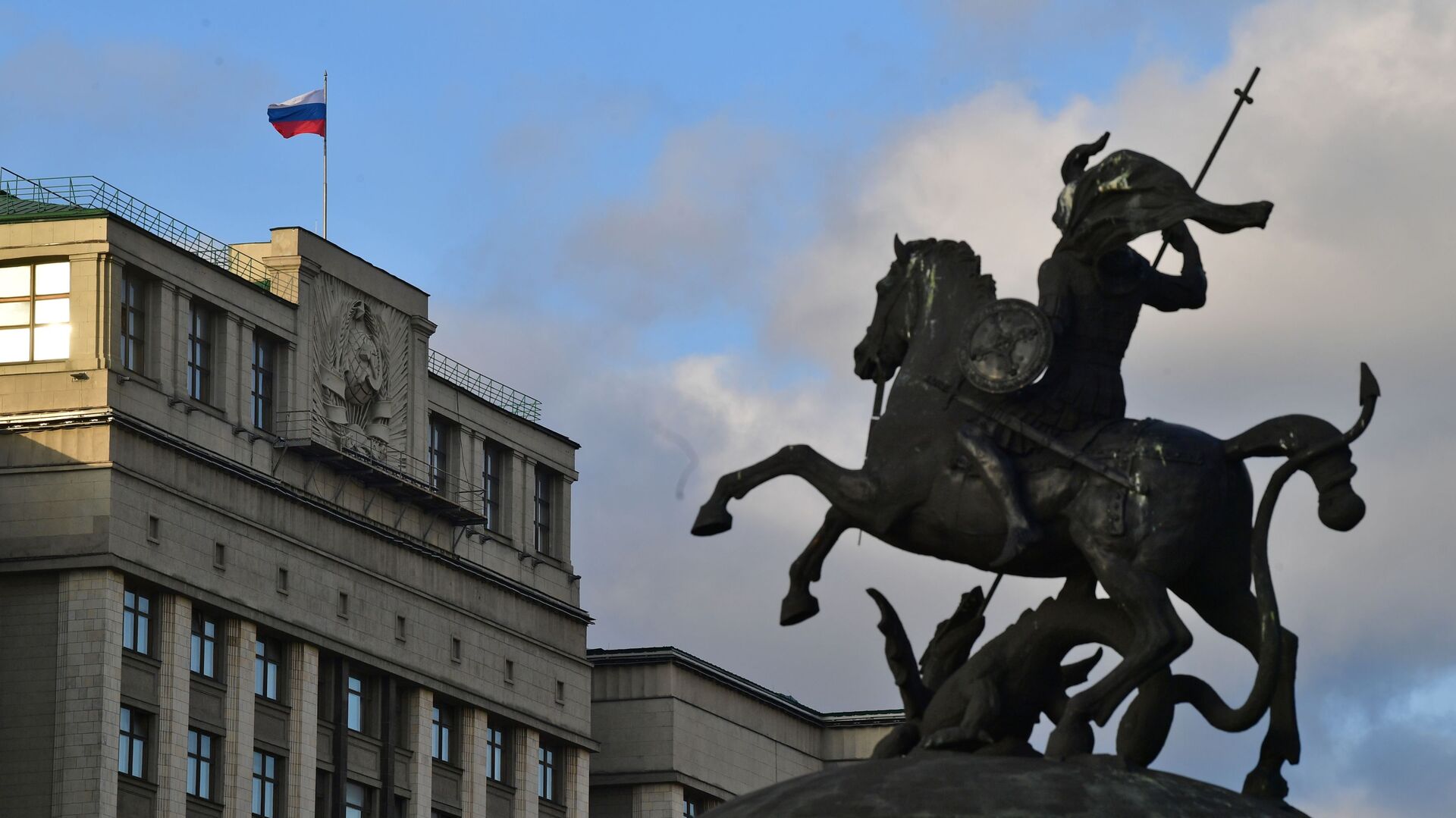Статуя Георгия Победоносца на Манежной площади и здание Государственной Думы РФ - Sputnik Южная Осетия, 1920, 22.02.2022