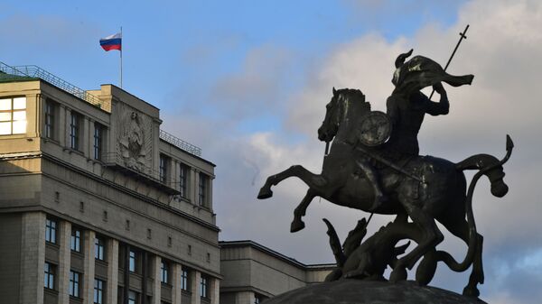 Статуя Георгия Победоносца на Манежной площади и здание Государственной Думы РФ - Sputnik Южная Осетия