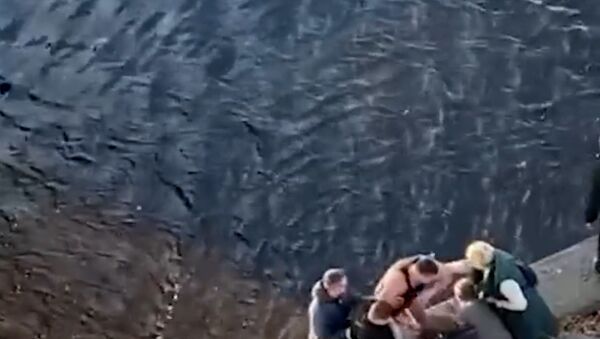 Просто выполнял долг – полицейский в Пскове спас упавшую в реку девочку - Sputnik Южная Осетия