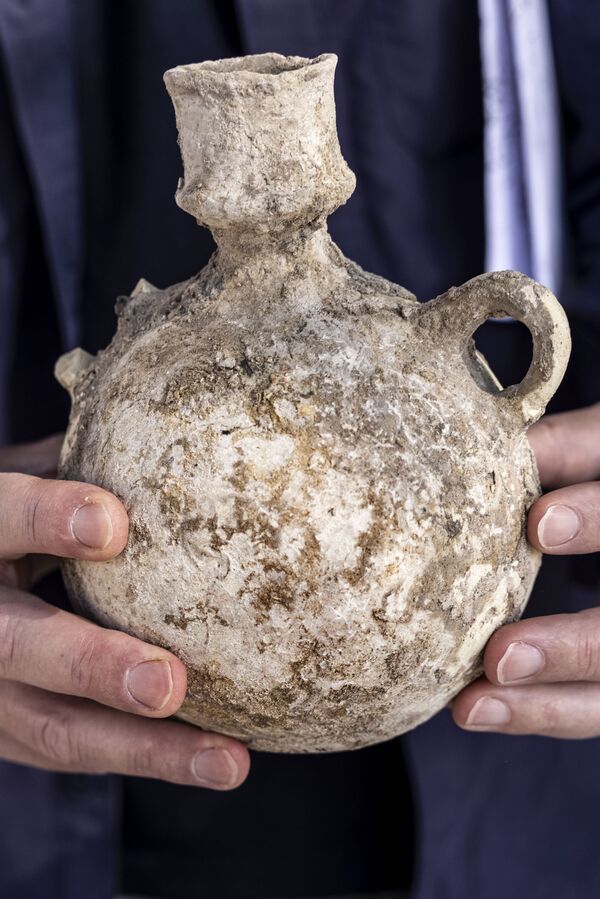 Кувшин, найденный на месте раскопок в древнем винодельческом комплексе возрастом около 1500 лет в израильском городе Явне - Sputnik Южная Осетия