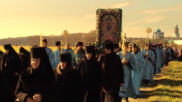 Крестный ход по Боголюбовскому лугу в честь престольного праздник Покрова Пресвятой Богородицы. - Sputnik Южная Осетия