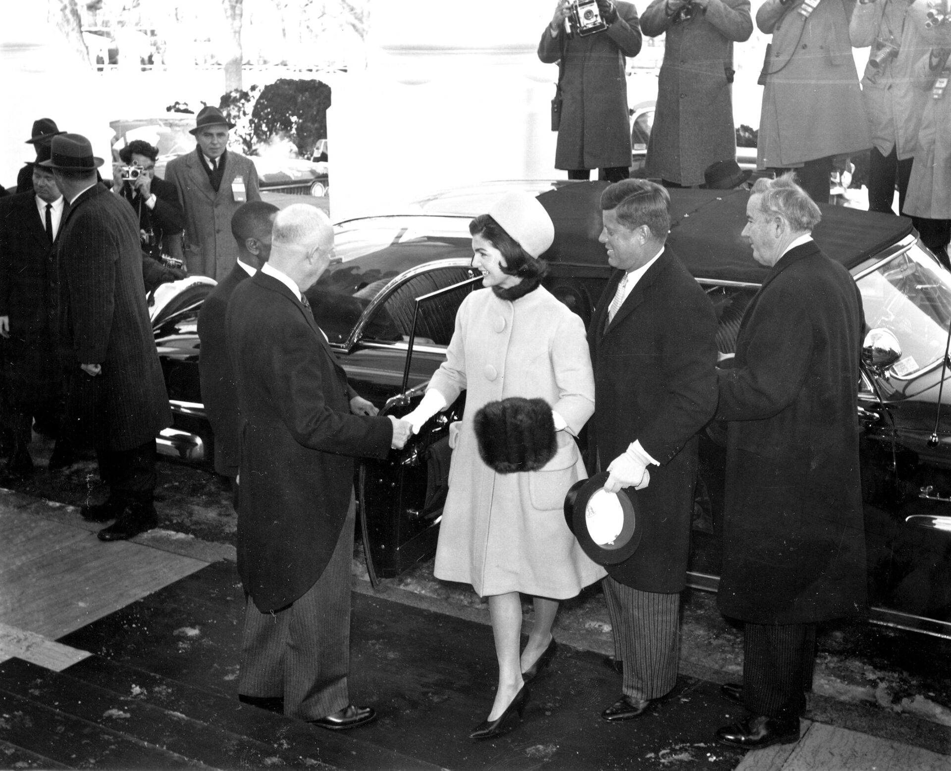 Жаклин Кеннеди с мужем выбранным президентом США Джоном Кеннеди у Белого дома в Вашингтоне  - Sputnik Южная Осетия, 1920, 27.07.2022