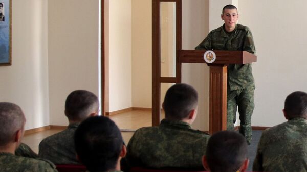 Офицерами Учебной роты Минобороны РЮО проводятся занятия по медицинской подготовке с военнослужащими-призывниками - Sputnik Южная Осетия