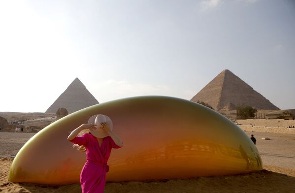 Туристка у инсталляции американского художника Gisela Colon на выставке Forever Is Now у пирамид Гизы в Египте - Sputnik Южная Осетия