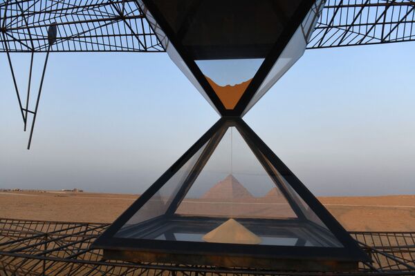 Инсталляция украинского художника Alexander Ponomarev на выставке Forever Is Now у пирамид Гизы в Египте - Sputnik Южная Осетия