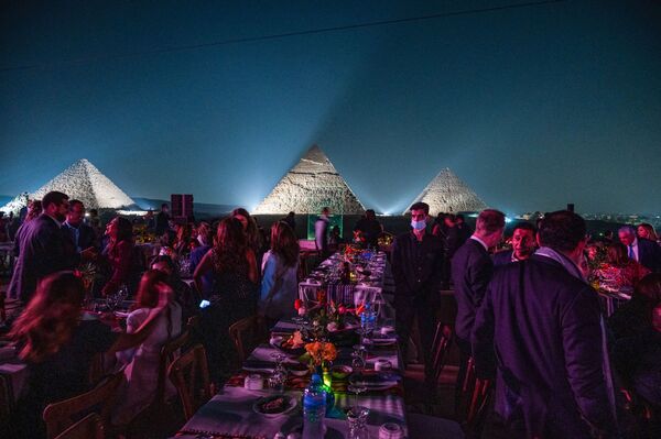 Участники выставки Forever Is Now у пирамид Гизы в Египте - Sputnik Южная Осетия