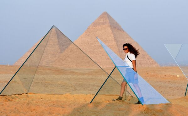 Посетительница выставки Forever Is Now у пирамид Гизы в Египте - Sputnik Южная Осетия