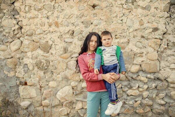 Жительница села Арцеу с сыном - Sputnik Южная Осетия
