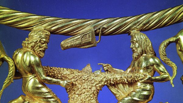Фрагмент верхнего яруса золотой пекторали IV в. до н. э. - Sputnik Южная Осетия