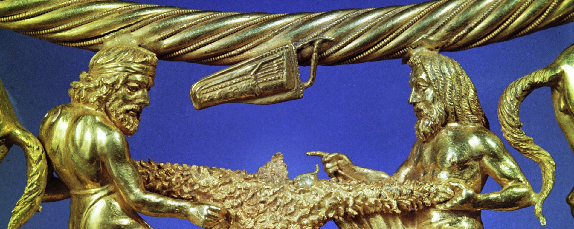 Фрагмент верхнего яруса золотой пекторали IV в. до н. э. - Sputnik Южная Осетия, 1920, 28.10.2021