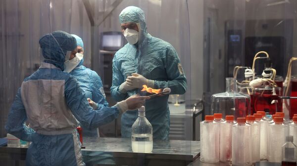 Сотрудники Центра имени Чумакова во время получения и испытания компонентов для последующего производства вакцины от коронавируса Ковивак - Sputnik Южная Осетия