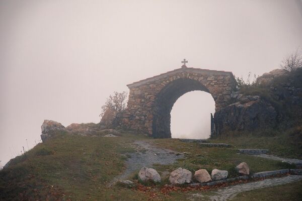 За аркой, ведущей к святилищу, непроглядная пелена тумана - Sputnik Южная Осетия