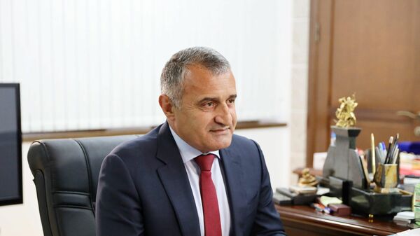 Бибилов: уменьшение дотационности республики — задача среднесрочной перспективы - Sputnik Южная Осетия