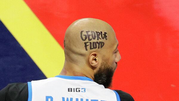 Американский баскетболист Ройс Уайт с надписью на затылке Джордж Флойд - Sputnik Южная Осетия