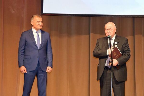 Анатолий Бибилов наградил Орденом Почета Анатолия Чехоева - Sputnik Южная Осетия