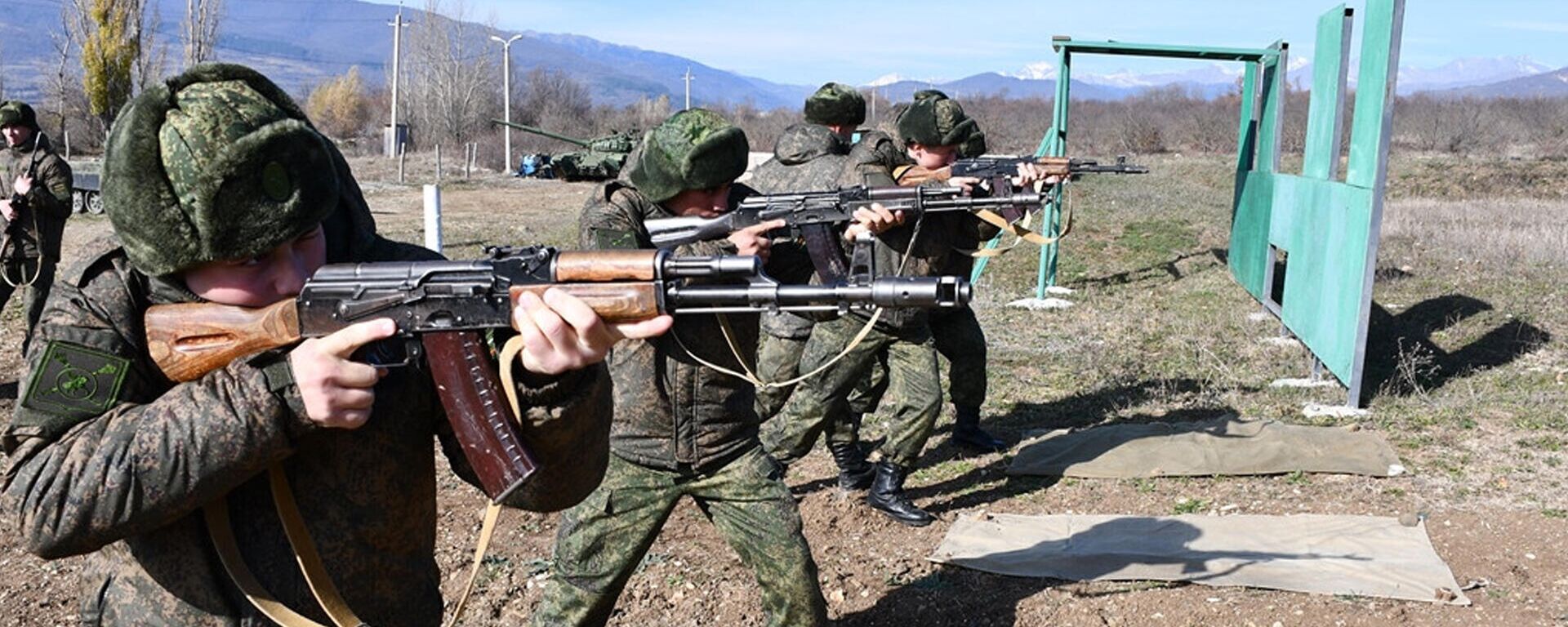 Новобранцы проходят начальную военную подготовку - Sputnik Южная Осетия, 1920, 19.11.2021