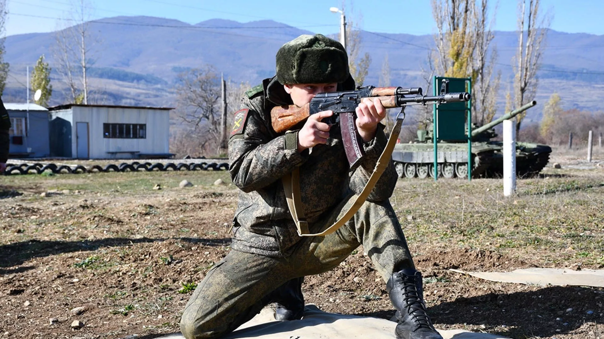 Новобранцы проходят начальную военную подготовку