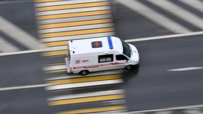 Автомобиль скорой помощи во время дождя в Москве.