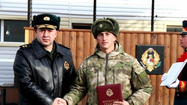 Министр обороны РЮО наградил участников командно-штабного учения в Абхазии - Sputnik Южная Осетия