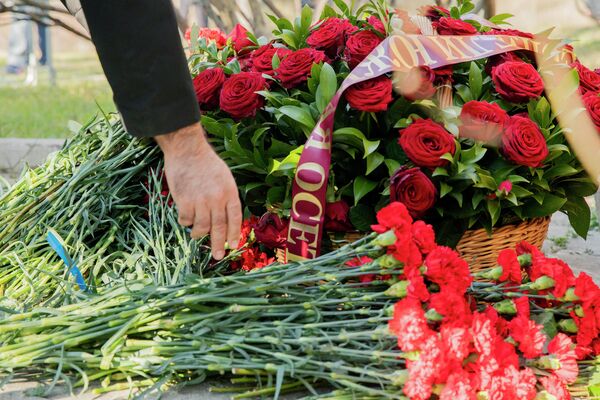 Цветы в память о мужестве обычных цхинвальских парней. - Sputnik Южная Осетия