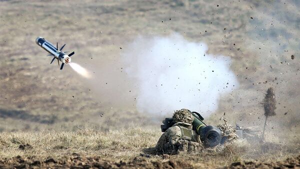 Военнослужащий производит залп противотанкового ракетного комплекса Javelin - Sputnik Южная Осетия