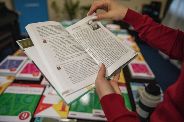 &quot;Русский дом&quot; в Цхинвале передал книги Минобразования Южной Осетии - Sputnik Южная Осетия