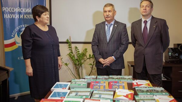 Русский дом в Цхинвале передал книги Минобразования Южной Осетии - Sputnik Южная Осетия