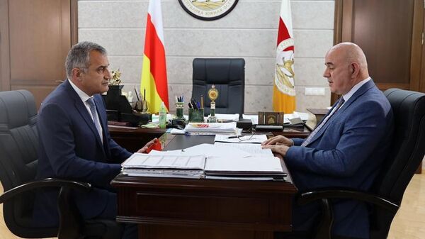 Президент Анатолий Бибилов провел встречу с Министром иностранных дел Дмитрием Медоевым - Sputnik Южная Осетия