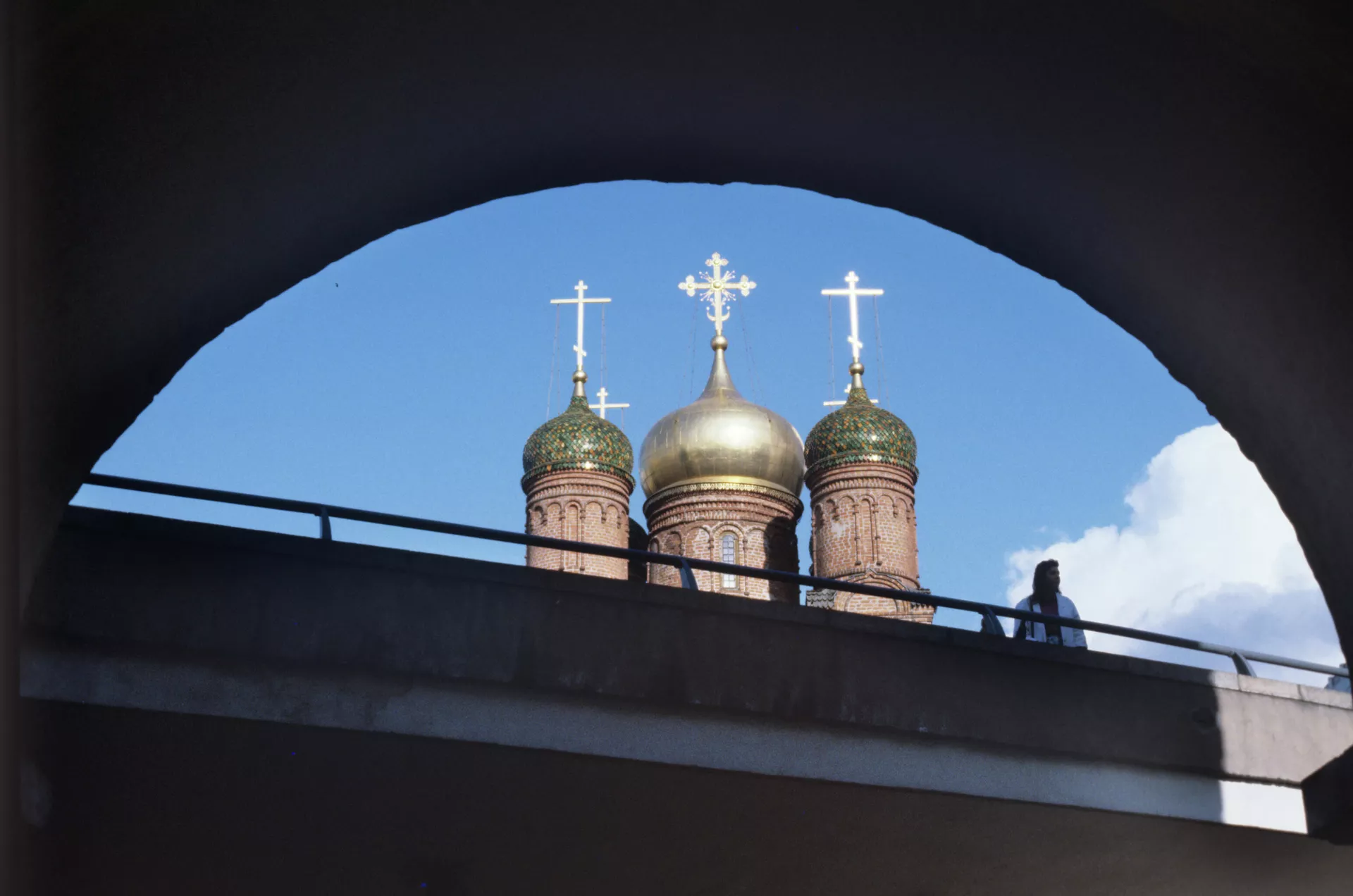 Купола собора Иконы Божией Матери Знамение в Знаменском монастыре. Основан в середине XVII века. Купола собора Иконы Божией Матери Знамение в Знаменском монастыре. Основан в середине XVII века.